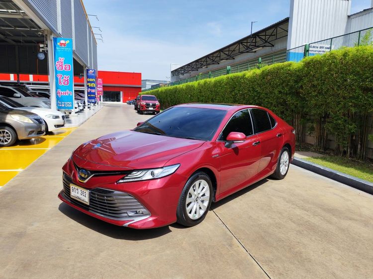 รถ Toyota Camry 2.5 HEV Premium สี แดง