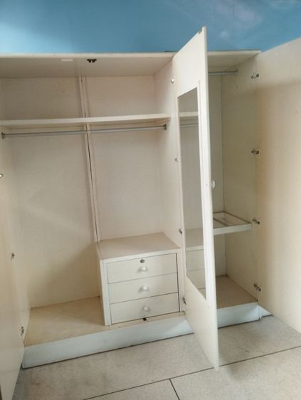 ขายตู้เสื้อผ้า โต๊ะเครื่องแป้ง สภาพดี รูปที่ 2