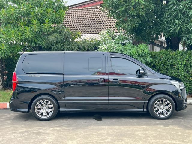 Hyundai H-1  2018 2.5 Deluxe Van ดีเซล ไม่ติดแก๊ส เกียร์อัตโนมัติ ดำ รูปที่ 3