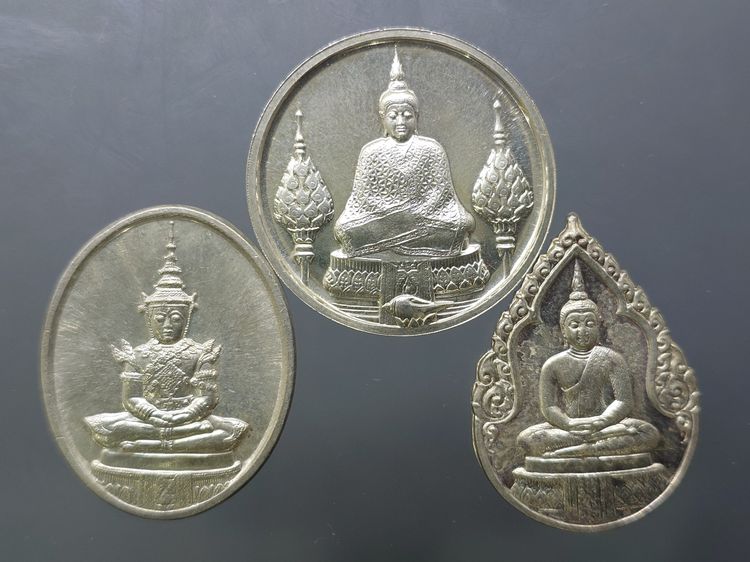 เหรียญพระแก้วมรกต ภปร รุ่นแรก ชุด 3 ฤดู เนื้อเงิน ฉลองกรุงรัตนโกสินทร์ 200 ปี พ.ศ.2525 พร้อมกล่องเดิมๆ รูปที่ 3
