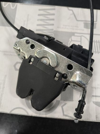 กลอนฝาท้ายรถเบนซ์ แท้ใหม่เบิกห้าง w203 204 212 213 รูปที่ 3