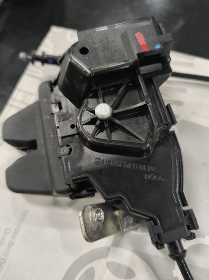 กลอนฝาท้ายรถเบนซ์ แท้ใหม่เบิกห้าง w203 204 212 213 รูปที่ 2