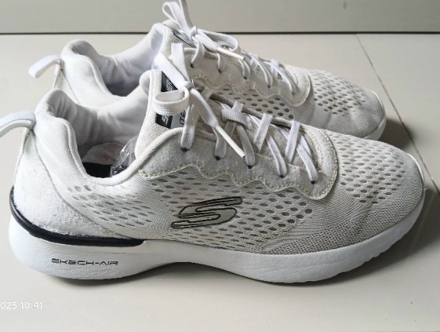 SKECH-AIR DYNAMIGHT-TUNED UP  Size 9 US  27 CM 