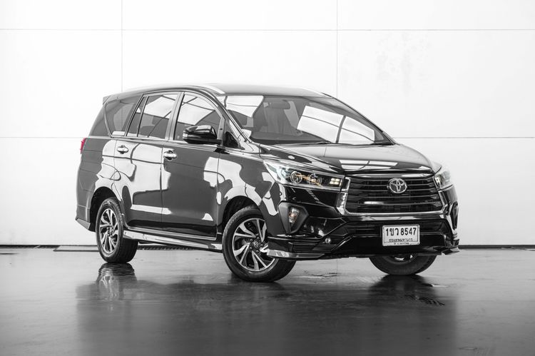 รถ Toyota Innova 2.8 Crysta V สี ดำ