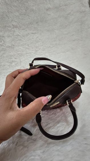 กระเป๋าใบจิ๋ว Coach มีสายสะพายยาว มือสองสภาพดี รูปที่ 7