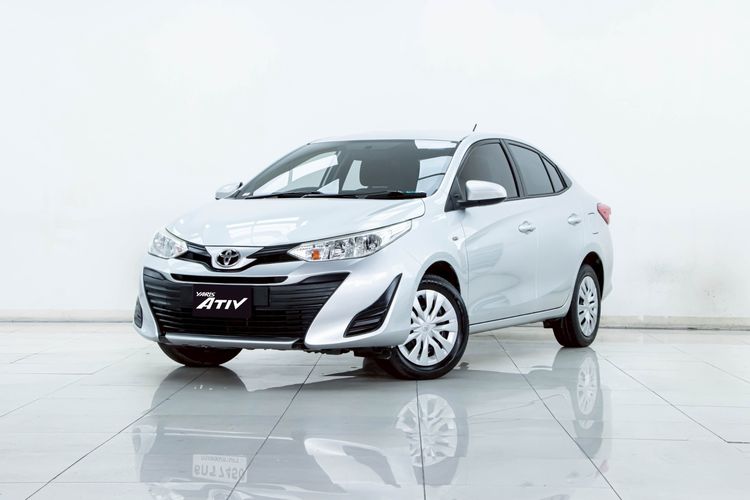 รถ Toyota Yaris ATIV 1.2 J สี เทา
