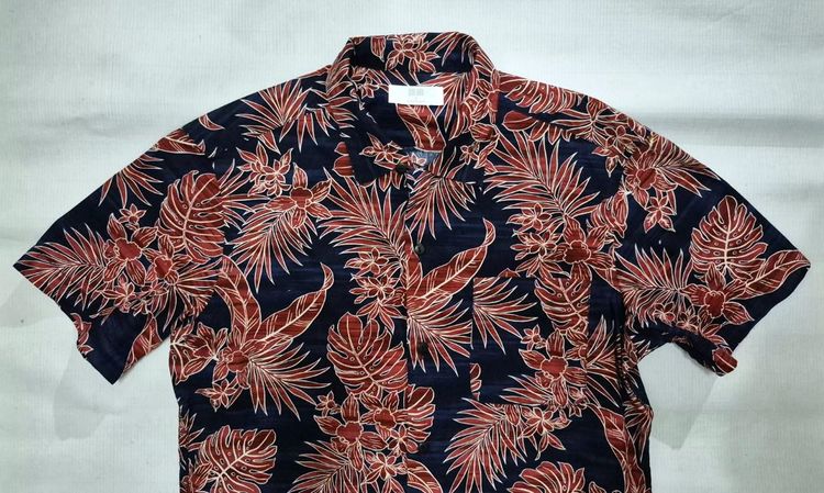Uniqlo เสื้อฮาวาย ลายสวยสีกลมแดง