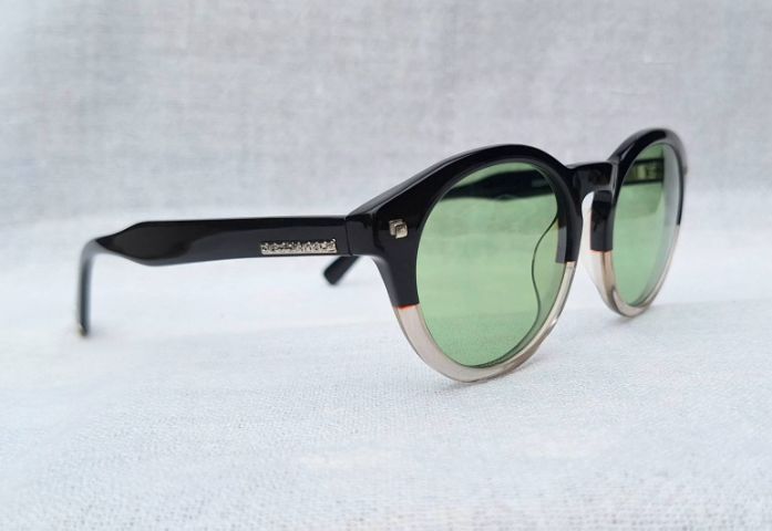แว่นตาอิตาเลียนลักซ์ชัวรีแบรนด์ร่วมสมัยแถวหน้าของโลก DSQUARED²  มือหนึ่ง New Old Stock โมเดลคลาสสิก–หยดน้ำ–แพนโต้ คานแว่น รูปทรงรูกุญแจโบราณ เลนส์กระจกคริสตัลฝรั่งเศส สี Natural Green ...Authentic DSQUARED² Handcrafted in the 2010s in Milan, Italy รูปที่ 12