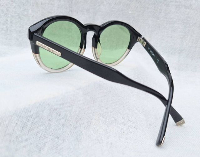 แว่นตาอิตาเลียนลักซ์ชัวรีแบรนด์ร่วมสมัยแถวหน้าของโลก DSQUARED²  มือหนึ่ง New Old Stock โมเดลคลาสสิก–หยดน้ำ–แพนโต้ คานแว่น รูปทรงรูกุญแจโบราณ เลนส์กระจกคริสตัลฝรั่งเศส สี Natural Green ...Authentic DSQUARED² Handcrafted in the 2010s in Milan, Italy รูปที่ 9
