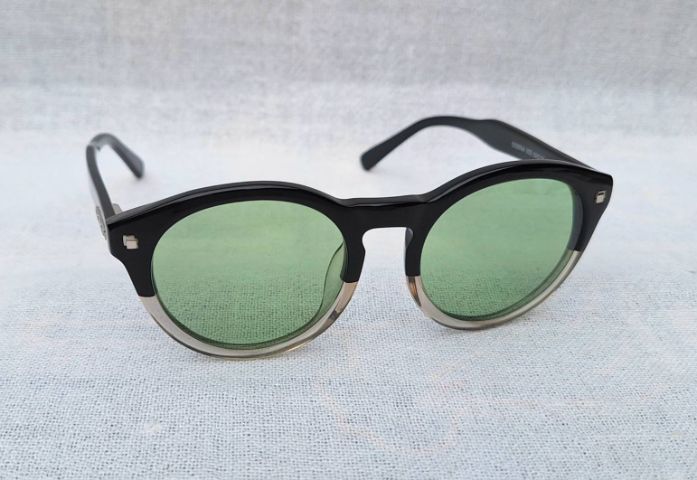 แว่นตาอิตาเลียนลักซ์ชัวรีแบรนด์ร่วมสมัยแถวหน้าของโลก DSQUARED²  มือหนึ่ง New Old Stock โมเดลคลาสสิก–หยดน้ำ–แพนโต้ คานแว่น รูปทรงรูกุญแจโบราณ เลนส์กระจกคริสตัลฝรั่งเศส สี Natural Green ...Authentic DSQUARED² Handcrafted in the 2010s in Milan, Italy รูปที่ 11