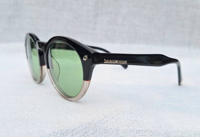 แว่นตาอิตาเลียนลักซ์ชัวรีแบรนด์ร่วมสมัยแถวหน้าของโลก DSQUARED²  มือหนึ่ง New Old Stock โมเดลคลาสสิก–หยดน้ำ–แพนโต้ คานแว่น รูปทรงรูกุญแจโบราณ เลนส์กระจกคริสตัลฝรั่งเศส สี Natural Green ...Authentic DSQUARED² Handcrafted in the 2010s in Milan, Italy รูปที่ 10