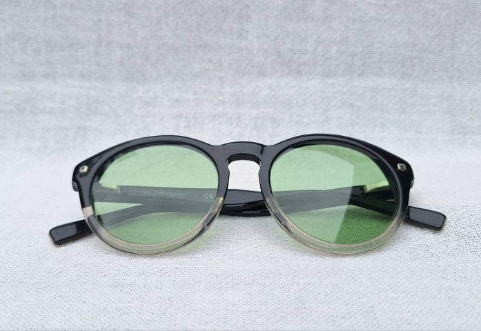 แว่นตาอิตาเลียนลักซ์ชัวรีแบรนด์ร่วมสมัยแถวหน้าของโลก DSQUARED²  มือหนึ่ง New Old Stock โมเดลคลาสสิก–หยดน้ำ–แพนโต้ คานแว่น รูปทรงรูกุญแจโบราณ เลนส์กระจกคริสตัลฝรั่งเศส สี Natural Green ...Authentic DSQUARED² Handcrafted in the 2010s in Milan, Italy รูปที่ 2