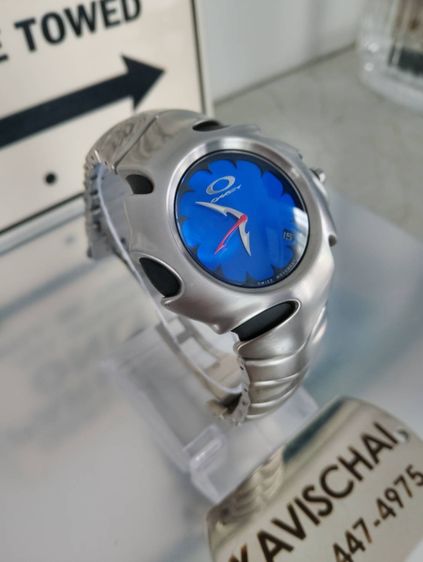 นาฬิกา oakley Blade Brushed หน้าปัด Sunburst Blue Dial รูปที่ 4