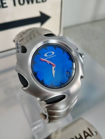 นาฬิกา oakley Blade Brushed หน้าปัด Sunburst Blue Dial รูปที่ 5