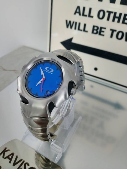 นาฬิกา oakley Blade Brushed หน้าปัด Sunburst Blue Dial รูปที่ 2