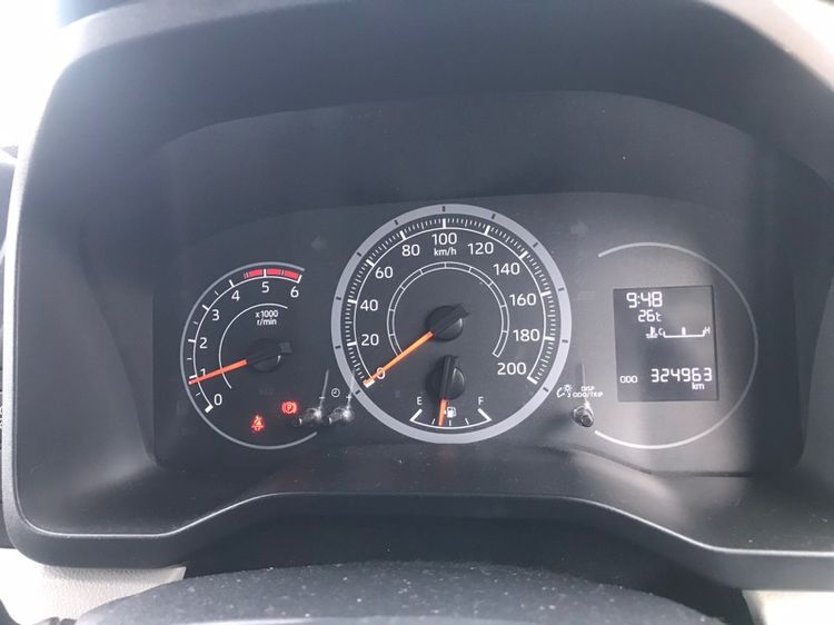 Toyota Commuter 2020 2.8 Van ดีเซล เกียร์ธรรมดา บรอนซ์เงิน รูปที่ 3