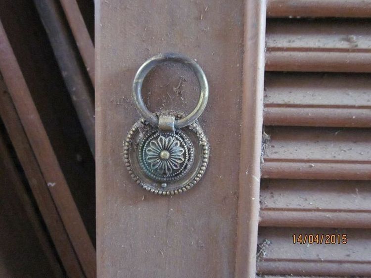 ขายหรือแลกเปลี่ยน บานประตูหน้าต่างไม้สัก พร้อมวงกบไม้แดง มือสอง