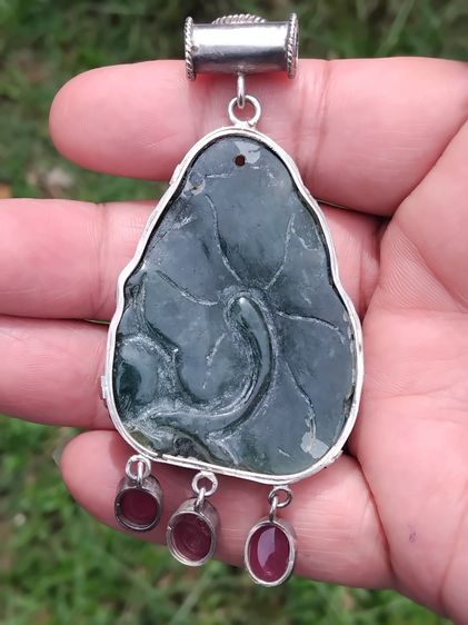 หยกแกะลาย ทับทิม 4 เม็ด หยกแท้ หนา ทับทิมเม็ดใหญ่ เลี่ยมเงินจับขอบ มีน้ำหนัก ยาวประมาณ 2 นิ้ว เป็นงานสั่งทำ Hand Made อย่างสวย แปลก หายาก   รูปที่ 4