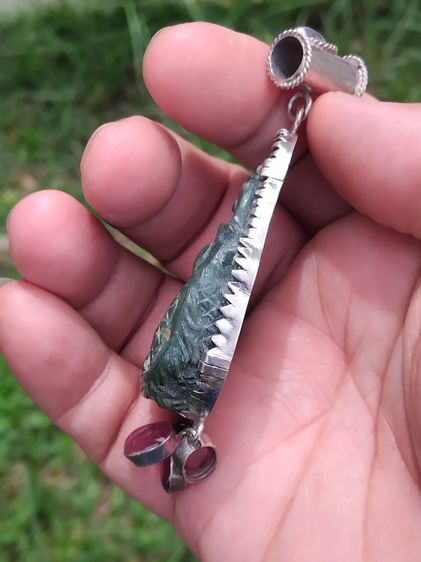 หยกแกะลาย ทับทิม 4 เม็ด หยกแท้ หนา ทับทิมเม็ดใหญ่ เลี่ยมเงินจับขอบ มีน้ำหนัก ยาวประมาณ 2 นิ้ว เป็นงานสั่งทำ Hand Made อย่างสวย แปลก หายาก   รูปที่ 5