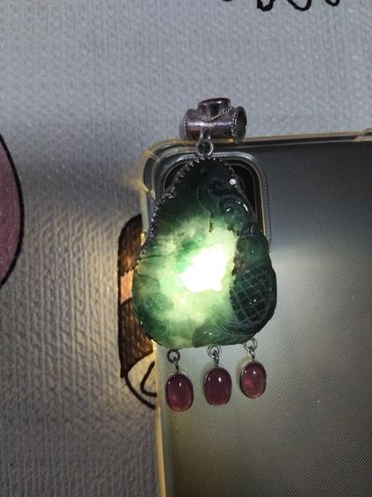 หยกแกะลาย ทับทิม 4 เม็ด หยกแท้ หนา ทับทิมเม็ดใหญ่ เลี่ยมเงินจับขอบ มีน้ำหนัก ยาวประมาณ 2 นิ้ว เป็นงานสั่งทำ Hand Made อย่างสวย แปลก หายาก  