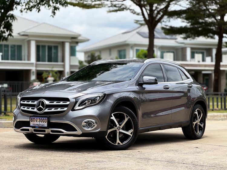 รถ Mercedes-Benz GLA-Class GLA200 สี เทา