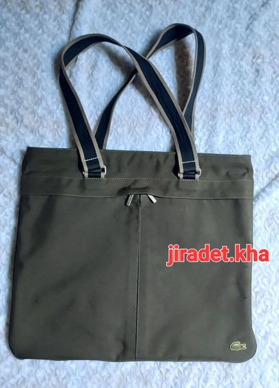 กระเป๋าสะพายแบรนด์ LACOSTE สีเขียวทหาร ขนาด 18×15.5 นิ้ว แบรนด์แท้ สินค้าสมบูรณ์ไม่มีตำหนิ สภาพเก่าเก็บ ทำความสะอาดจะดูดี (Original)
