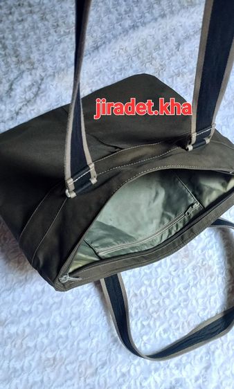 กระเป๋าสะพายแบรนด์ LACOSTE สีเขียวทหาร ขนาด 18×15.5 นิ้ว แบรนด์แท้ สินค้าสมบูรณ์ไม่มีตำหนิ สภาพเก่าเก็บ ทำความสะอาดจะดูดี (Original) รูปที่ 3