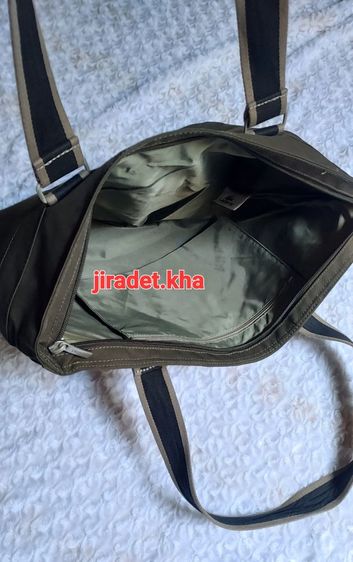 กระเป๋าสะพายแบรนด์ LACOSTE สีเขียวทหาร ขนาด 18×15.5 นิ้ว แบรนด์แท้ สินค้าสมบูรณ์ไม่มีตำหนิ สภาพเก่าเก็บ ทำความสะอาดจะดูดี (Original) รูปที่ 6