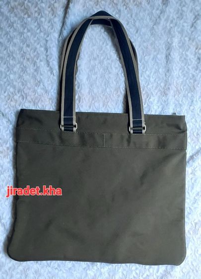 กระเป๋าสะพายแบรนด์ LACOSTE สีเขียวทหาร ขนาด 18×15.5 นิ้ว แบรนด์แท้ สินค้าสมบูรณ์ไม่มีตำหนิ สภาพเก่าเก็บ ทำความสะอาดจะดูดี (Original) รูปที่ 4