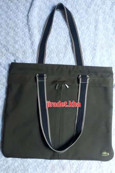 กระเป๋าสะพายแบรนด์ LACOSTE สีเขียวทหาร ขนาด 18×15.5 นิ้ว แบรนด์แท้ สินค้าสมบูรณ์ไม่มีตำหนิ สภาพเก่าเก็บ ทำความสะอาดจะดูดี (Original) รูปที่ 2