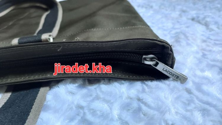 กระเป๋าสะพายแบรนด์ LACOSTE สีเขียวทหาร ขนาด 18×15.5 นิ้ว แบรนด์แท้ สินค้าสมบูรณ์ไม่มีตำหนิ สภาพเก่าเก็บ ทำความสะอาดจะดูดี (Original) รูปที่ 5