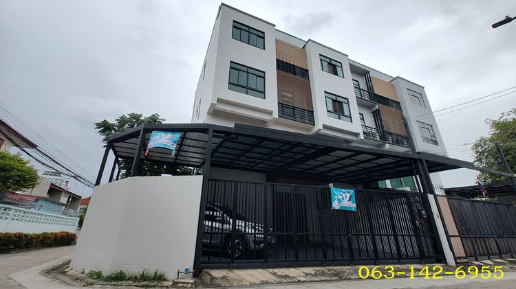 มีบางส่วน 2019 ลาดพร้าว ซอย 25 เจ้าของขายเอง ทาวน์โฮมสร้างใหม่ 43 ตารางวา หลังมุม