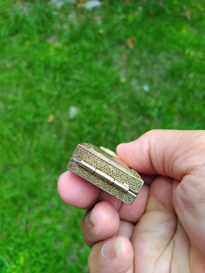 กรอบพระ ยกซุ้ม หลังปิดแกะลายไทย  เนื้อทองเหลือง สำหรับใส่สมเด็จ หนา มีน้ำหนัก ขนาดมาตราฐาน แบบโบราณ งานเก่า อายุเป็น 10 ปี สภาพสวย สมบูรณ์ รูปที่ 5