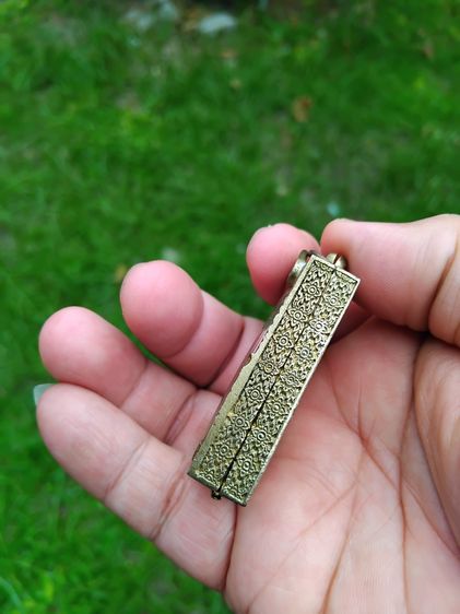 กรอบพระ ยกซุ้ม หลังปิดแกะลายไทย  เนื้อทองเหลือง สำหรับใส่สมเด็จ หนา มีน้ำหนัก ขนาดมาตราฐาน แบบโบราณ งานเก่า อายุเป็น 10 ปี สภาพสวย สมบูรณ์ รูปที่ 3