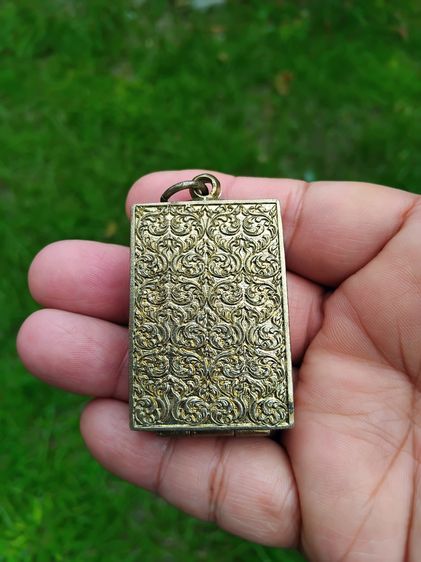 อื่นๆ กรอบพระ ยกซุ้ม หลังปิดแกะลายไทย  เนื้อทองเหลือง สำหรับใส่สมเด็จ หนา มีน้ำหนัก ขนาดมาตราฐาน แบบโบราณ งานเก่า อายุเป็น 10 ปี สภาพสวย สมบูรณ์