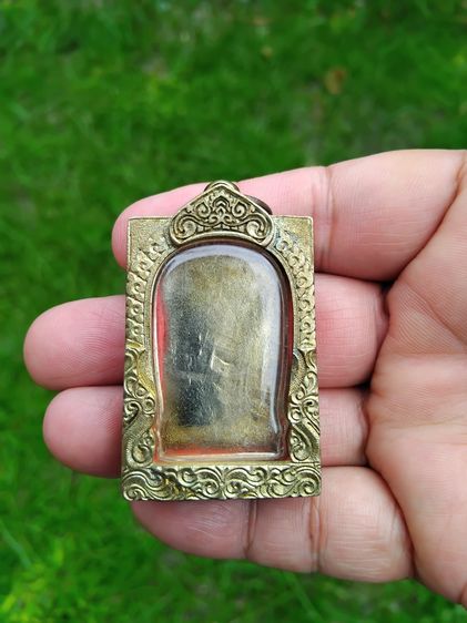 กรอบพระ ยกซุ้ม หลังปิดแกะลายไทย  เนื้อทองเหลือง สำหรับใส่สมเด็จ หนา มีน้ำหนัก ขนาดมาตราฐาน แบบโบราณ งานเก่า อายุเป็น 10 ปี สภาพสวย สมบูรณ์ รูปที่ 2