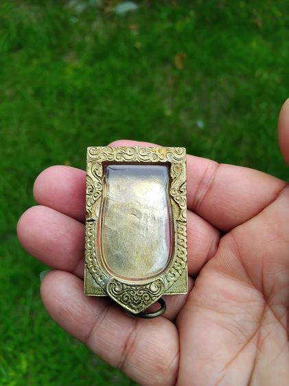 กรอบพระ ยกซุ้ม หลังปิดแกะลายไทย  เนื้อทองเหลือง สำหรับใส่สมเด็จ หนา มีน้ำหนัก ขนาดมาตราฐาน แบบโบราณ งานเก่า อายุเป็น 10 ปี สภาพสวย สมบูรณ์ รูปที่ 6