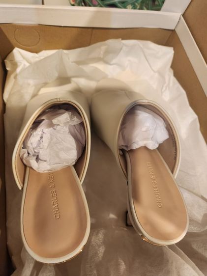 ขายด่วน รองเท้าส้นสูง 2 นิ้ว ยี่ห้อ Charles and Keith ของใหม่ของแท้ Size 36 ไม่เคยใช้เลย ขอขายขาดทุน  1,990.- แถมฟรีโต๊ะรีดผ้าตัวใหญ่ 1 ตัว รูปที่ 11