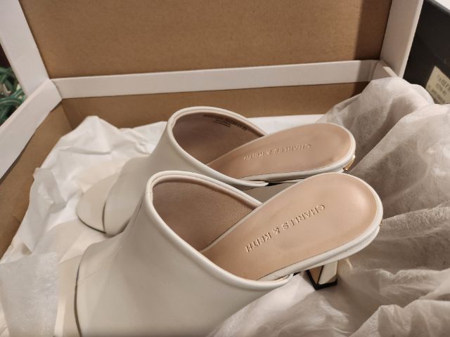 ขายด่วน รองเท้าส้นสูง 2 นิ้ว ยี่ห้อ Charles and Keith ของใหม่ของแท้ Size 36 ไม่เคยใช้เลย ขอขายขาดทุน  1,990.- แถมฟรีโต๊ะรีดผ้าตัวใหญ่ 1 ตัว รูปที่ 12