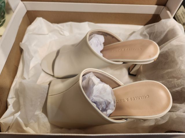 ขายด่วน รองเท้าส้นสูง 2 นิ้ว ยี่ห้อ Charles and Keith ของใหม่ของแท้ Size 36 ไม่เคยใช้เลย ขอขายขาดทุน  1,990.- แถมฟรีโต๊ะรีดผ้าตัวใหญ่ 1 ตัว รูปที่ 9