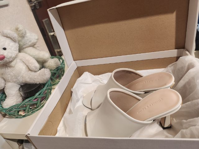 ขายด่วน รองเท้าส้นสูง 2 นิ้ว ยี่ห้อ Charles and Keith ของใหม่ของแท้ Size 36 ไม่เคยใช้เลย ขอขายขาดทุน  1,990.- แถมฟรีโต๊ะรีดผ้าตัวใหญ่ 1 ตัว รูปที่ 14