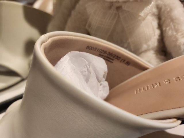 ขายด่วน รองเท้าส้นสูง 2 นิ้ว ยี่ห้อ Charles and Keith ของใหม่ของแท้ Size 36 ไม่เคยใช้เลย ขอขายขาดทุน  1,990.- แถมฟรีโต๊ะรีดผ้าตัวใหญ่ 1 ตัว รูปที่ 5