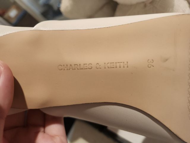 ขายด่วน รองเท้าส้นสูง 2 นิ้ว ยี่ห้อ Charles and Keith ของใหม่ของแท้ Size 36 ไม่เคยใช้เลย ขอขายขาดทุน  1,990.- แถมฟรีโต๊ะรีดผ้าตัวใหญ่ 1 ตัว รูปที่ 8