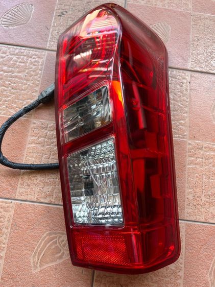 ไฟท้าย ขวาดีแม็ก มีตำหนิตามภาพสำหรับเอาไปซ่อมเอา รูปที่ 2