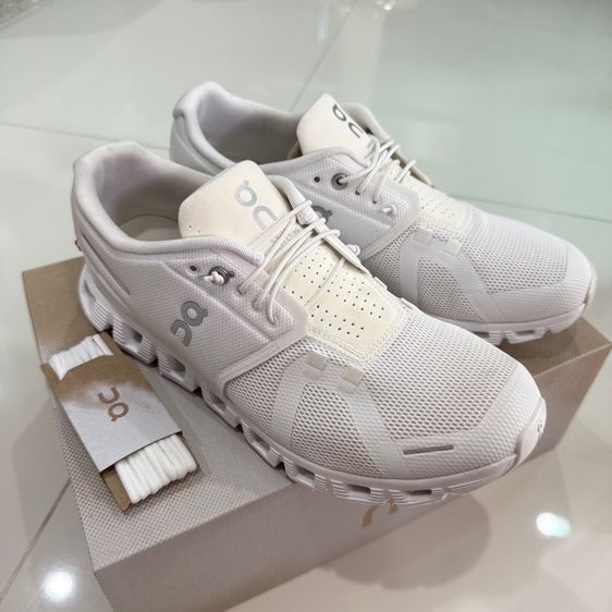 รองเท้าผ้าใบ On