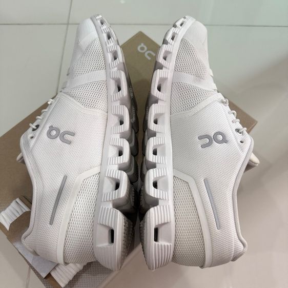 รองเท้าผ้าใบ On รูปที่ 10