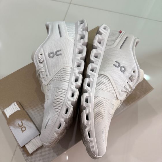 รองเท้าผ้าใบ On รูปที่ 11