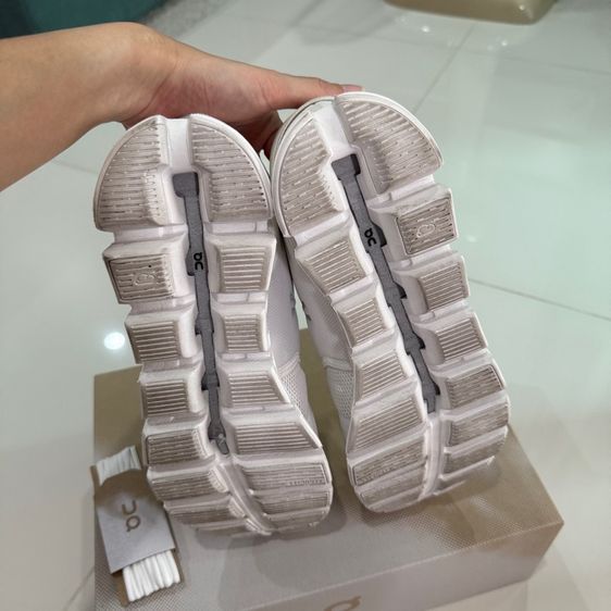 รองเท้าผ้าใบ On รูปที่ 5