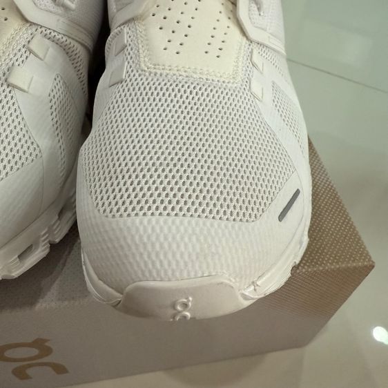 รองเท้าผ้าใบ On รูปที่ 9