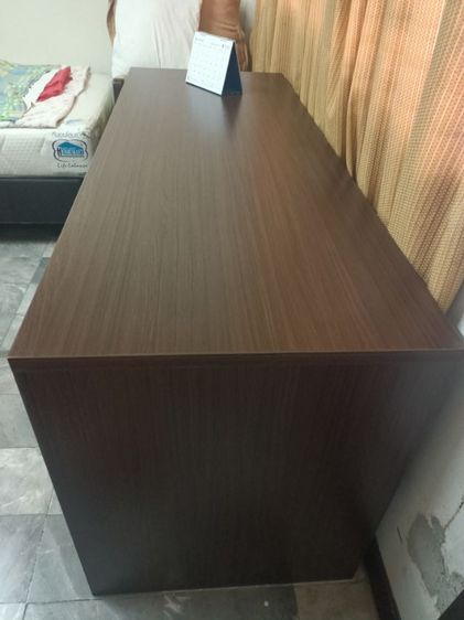 ขายด่วน โต๊ะทำงาน(ผู้บริหาร)สภาพใหม่ ใช้น้อย แถมเก้าอี้ปรับระดับได้ รูปที่ 3